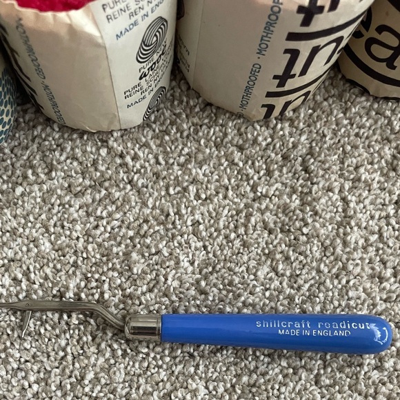 Lot Of 30 Readicut Latch & Hook Yarn 100% Wool - Picture 11 of 11